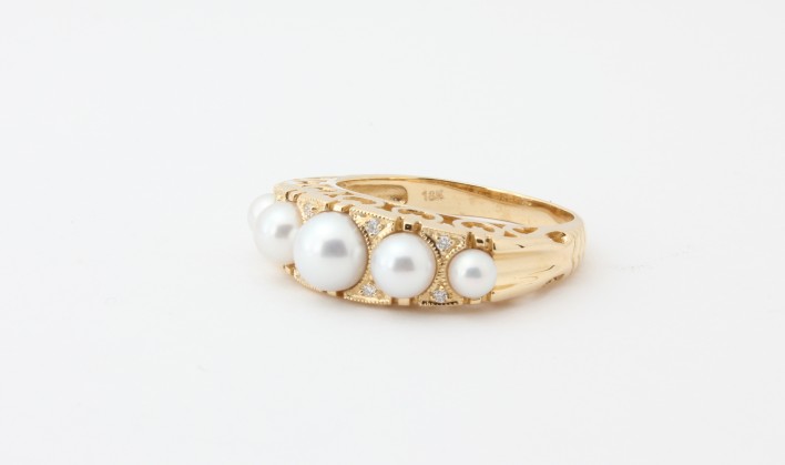 18K YELLOW GOLD 5 GRADUATED PEARL AND DIAMOND RING